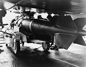 Old Fashion: Men aboardUSS Ranger position a 2, 000 pound