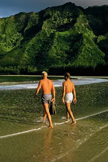 Unted: men - beach - bathing suits - Hawaii