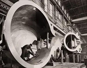 Recurring: Men in the casing sections of giant turbines ?