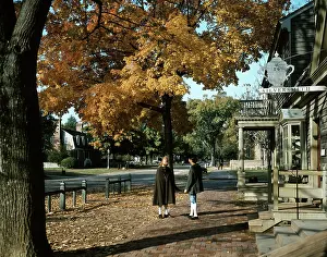 Williamsburg: TWO MEN IN COLONIAL CLOTHES BY SILVERSMITH SHOP