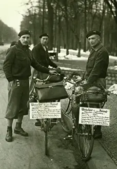 Knickers: Three men from Marienburg on their way through