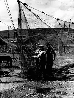 Banffshire: MENDING SALMON NETS