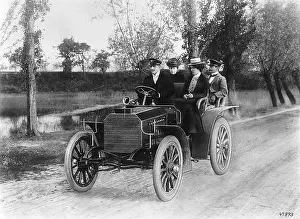 Mercedes: Mercedes 35 PS motor of 1901. In the back are