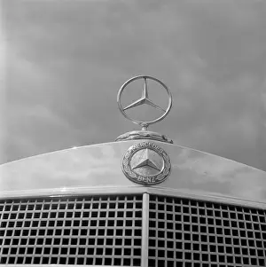 Logos: Mercedes Benz Emblem