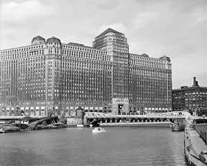 Midwestern: Merchandise Mart Built in 1930 Has River Front