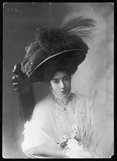 Egret: MERRY WIDOW HAT