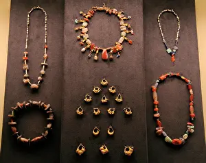 Earring: Mesopotamian art. Assyrian Empire. Funerary objects: Necklac