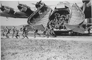 Disgorging: Messerschmitt Me 323D -disgorging troops