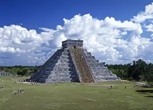 Yucatn: Mexico. Chichen Itza. Pyramid of Kukulcan