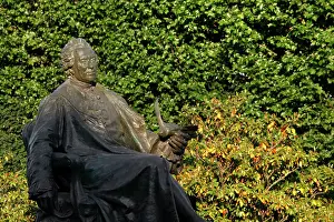 Xiiis: Mid-length view from the side of the statue of