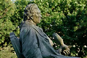 Xiiis: Mid-length view from the side of the statue of