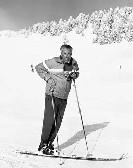 Skiis: MIDDLE AGED SKIER