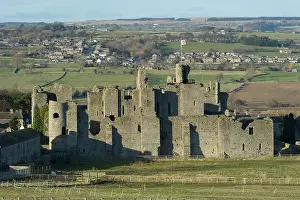 Middleham: Middleham Castle with village behind