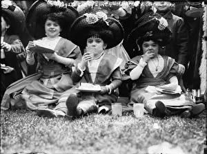 Midgets: Midgets eating lunch in Central Park, New ?