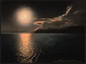 Spitzbergen: Midnight sun in Advent Bay, Spitzbergen, Norway