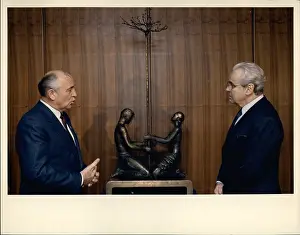 Perez: Mikhail Gorbachev and Perez de Cuellar, UN, New York
