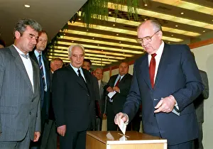 Rsfsr: Mikhail Gorbachev to poll, 1990