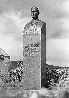 Belozyorov: Mikhail Suslov's bust, 1976