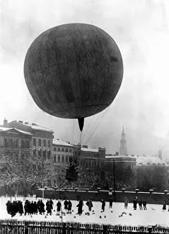Ascend: Military balloon, around 1900