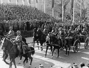 Announces: Military parade on the Heldenplatz, 1938