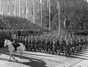 Dictatorship: Military parade on the Heldenplatz, 1938