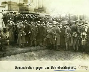 Protects: The military protects the Reichstag during