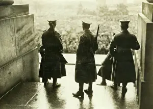 Protesters: The military protects the Reichstag during