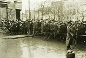 Protects: The military protects the Reichstag during
