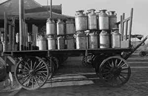 Minot: Milk - dairy - industry - transport - containers