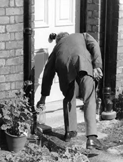 Milkmen: MILKMAN COLLECTS EMPTY