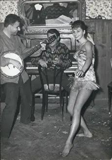 Mimi: Mimi dancing to traditional banjo music