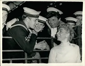 Mindy: Mindy Carson, American singing star, with sailors