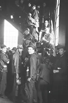 Wirtschaft: Miners in coal mine