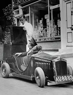 Midgets: Miniature delivery car