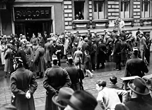 Curious: In front of the ministerial polling station, 1932