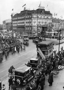 Potsdamer: Minute of silence at Potsdamer Platz, 1933