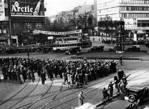Potsdamer: Minute of silence at Potsdamer Platz, 1933