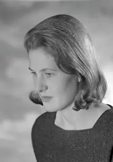 Gillian: Miss Gillian Sinclair