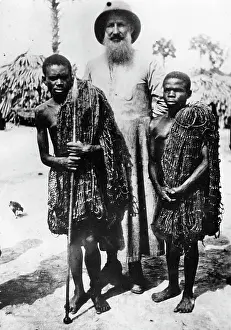 Kongo: missionary with two pygmies