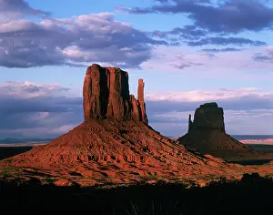 Buttes: THE MITTENS MONUMENT VALLEY ARIZONA USA