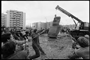 Fewer: Moai statue in Strakonice, experiment, transfer, transport