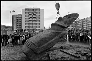 Fewer: Moai statue in Strakonice, experiment, transfer, transport