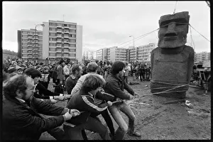 Fewer: Moai statue in Strakonice, experiment, transfer, transport
