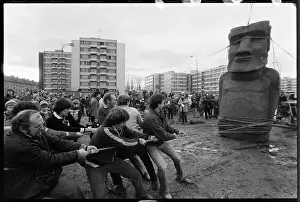 Fewer: Moai statue in Strakonice, experiment, transfer, transport