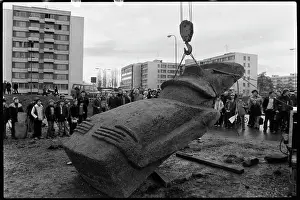 Fewer: Moai statue in Strakonice, experiment, transfer, transport