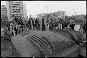 Fewer: Moai statue in Strakonice, experiment, transfer