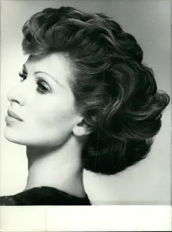 Emphasise: Model with full-bodied, wavy hairstyle