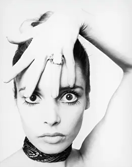 Eyeliner: MODEL WITH HAND