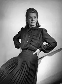 Pleated: Model in the newsreel, 1942