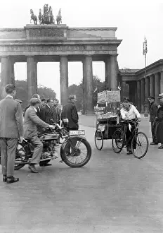Rode: Model ship in front of the Brandenburg Gate in Berlin, 1932
